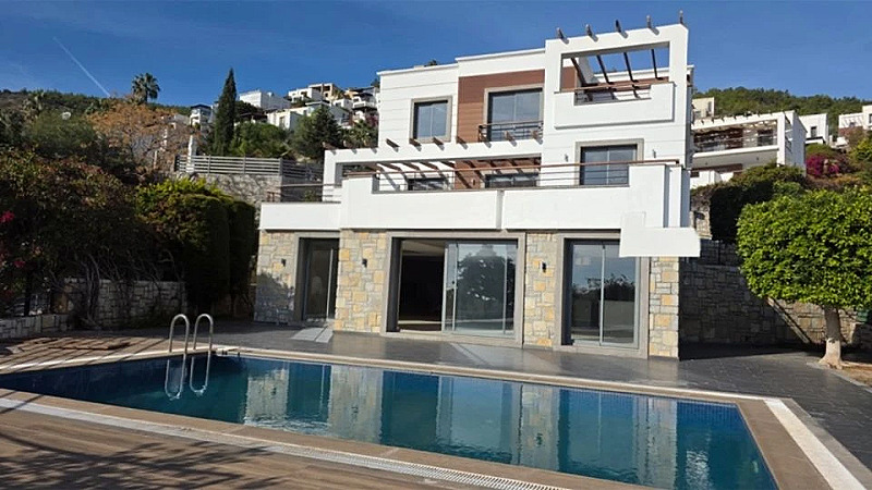 Bodrum Türkkuyusu'nda Kale ve Deniz Manzaralı Satılık Triplex Villa